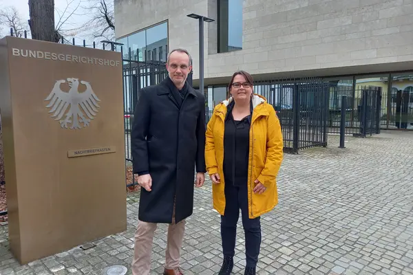 Michael Hummel und Nicole Leistner vor dem BGH in Karlsruhe