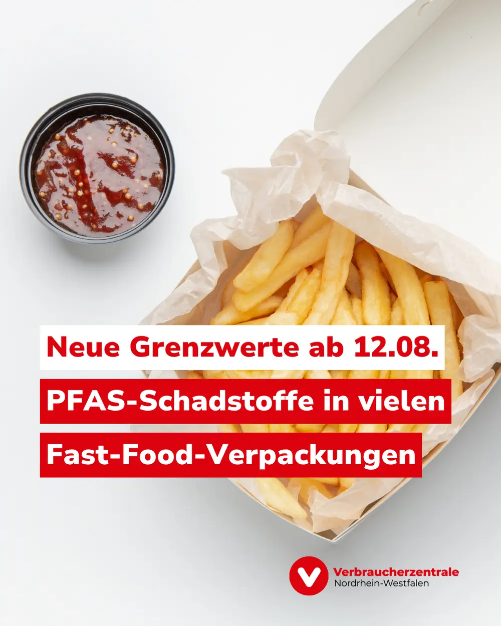 Pommes Frites in einer Papier- und papp-Verpackung sowie ein Plastiktöpfchen mit Ketchup, dazu der Text "Neue Grenzwerte ab 12.08.: PFAS-Schadstoffe in vielen Fast-Food-Verpackungen"
