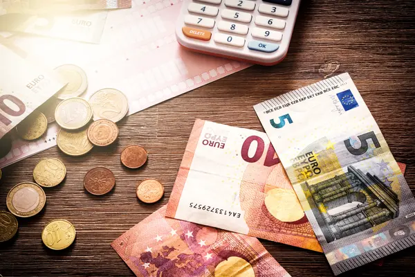 Banknoten und Münzen