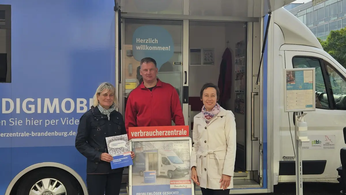 Britta Kornmesser neben Oliver Sydow und Katarzyna Guzenda am Digimobil