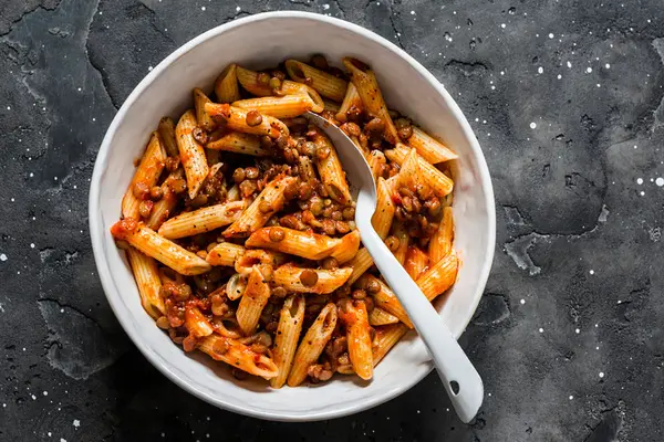 Eine Schüssel Nudeln mit Linsen-Bolognese