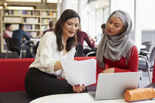 Junge muslimische Frau mit Tutorin