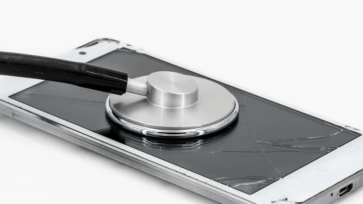 Stetoskop auf Smartphone mit kaputtem Display