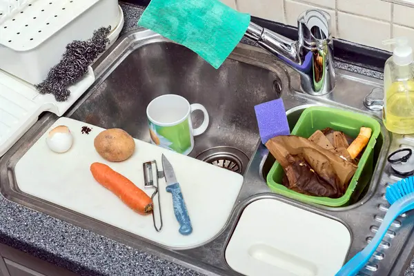 Küchenspüle mit Resten und Unordnung