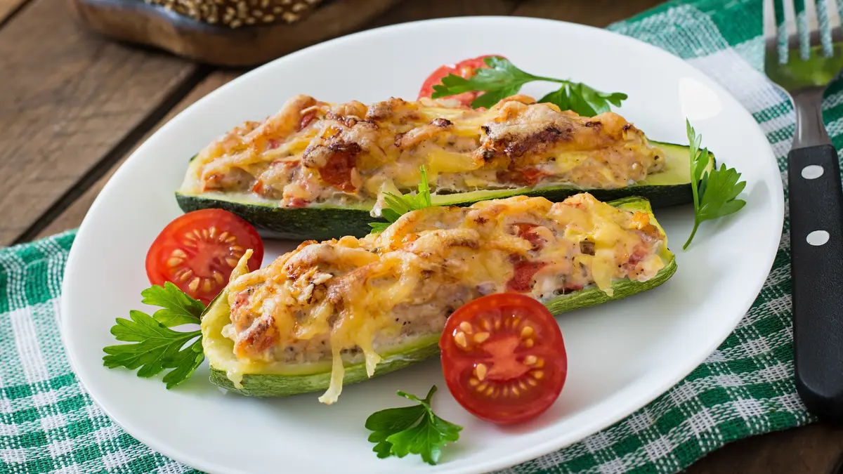 Zucchini mit Hack gefüllt und mit Käse überbacken