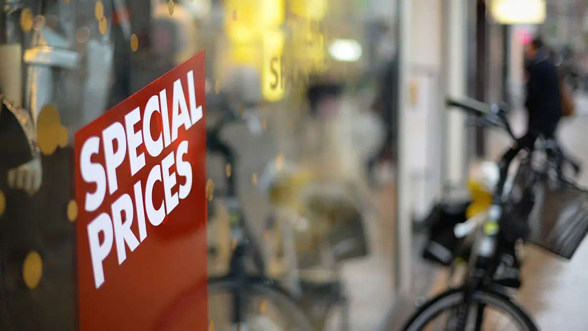 Schild mit Aufschrift Special Prices am Schaufenster eines Geschäfts