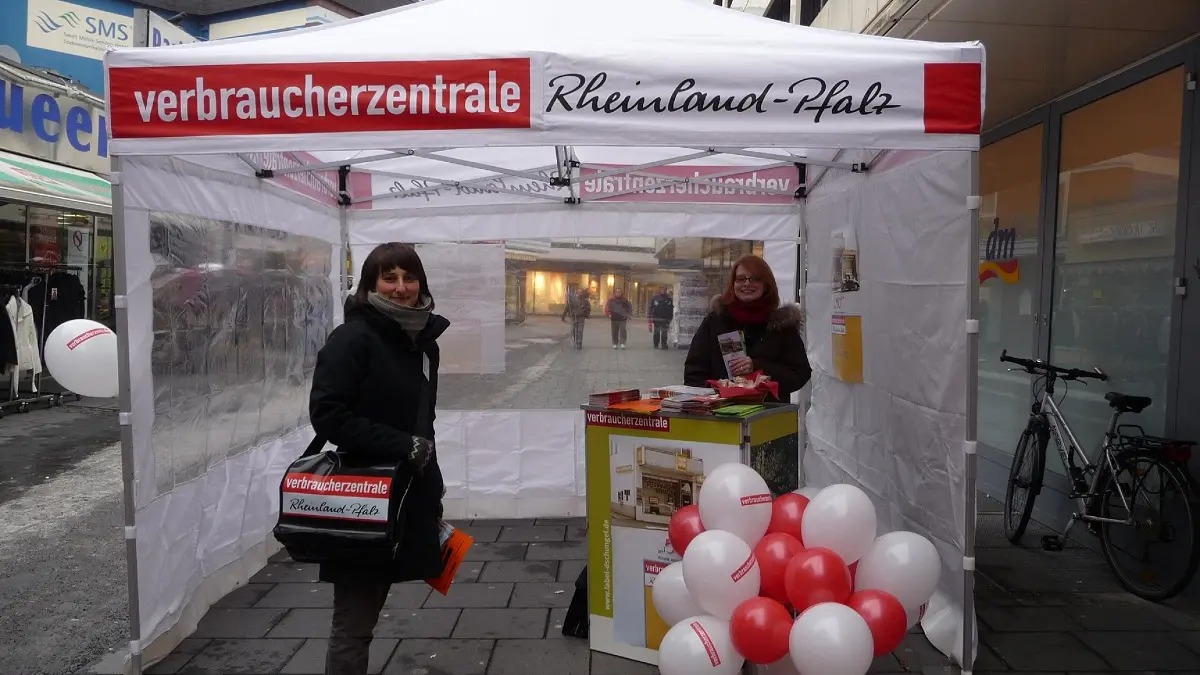 Ein Straßenstand mit Zelt und Luftballons.
