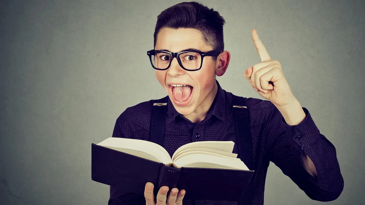 Junge mit Buch in der Hand.