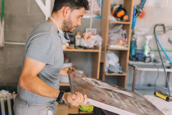 Steinmetz bei der Arbeit