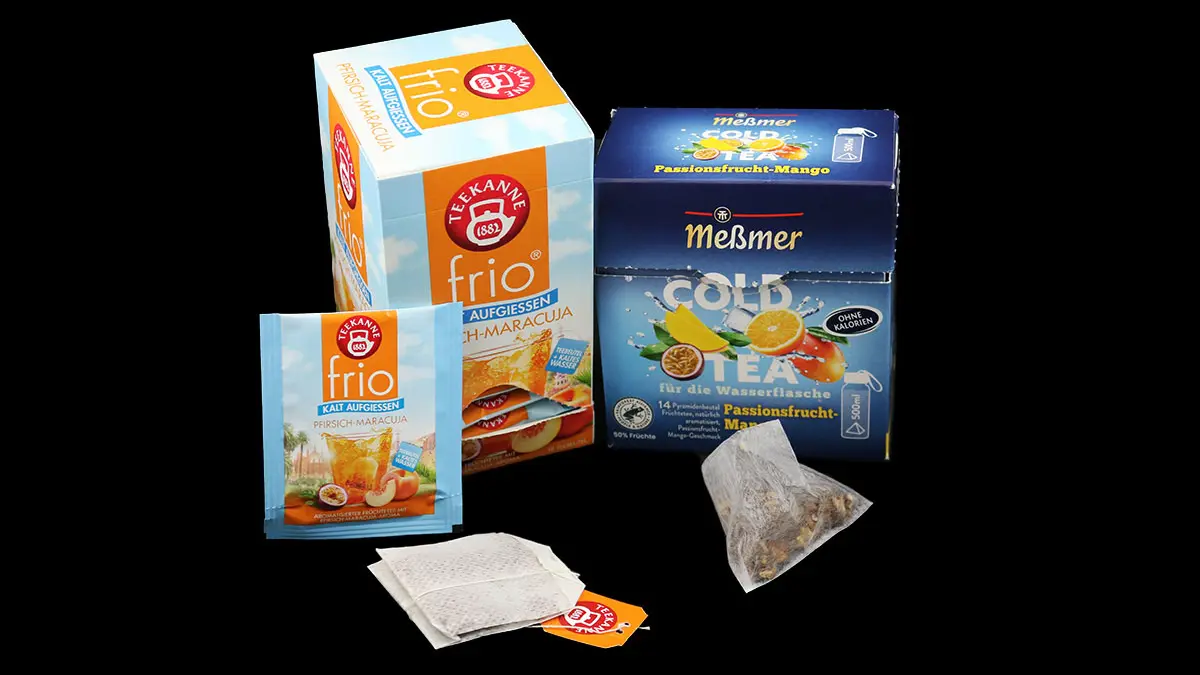 Produkte vor schwarzem Hintergrund