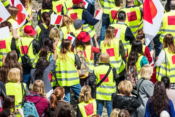Streikende Menschen in Gewerkschaftsjacken und mit Fahnen