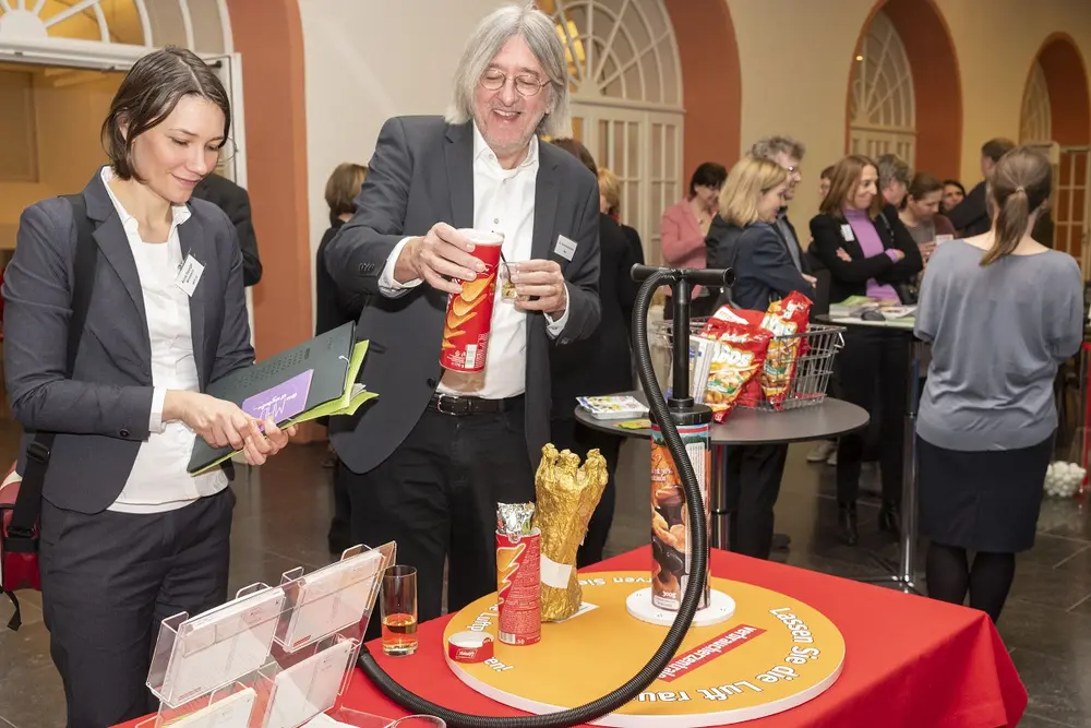 Ministerin Anne Spiegel und Bernhard Braun probieren Luftpumpe aus.