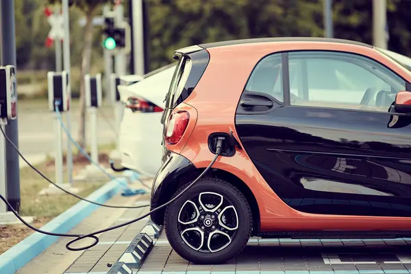 Elektroautos an öffentlichen Ladesäulen