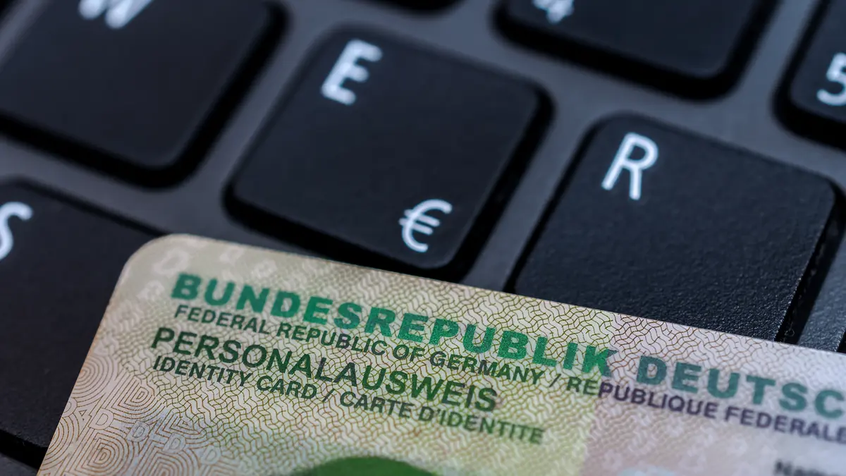 Foto: Personalausweis, der auf einer Tastatur liegt