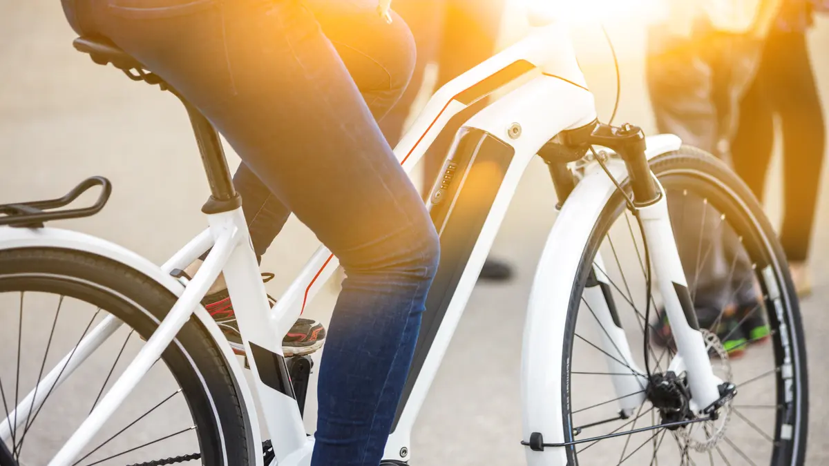 Eine Person fährt auf einem sogenannten unterstützenden Elektrofahrrad.
