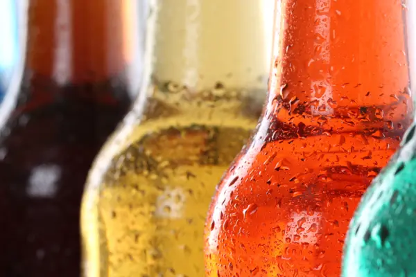 mehrere Flaschen mit Limonade und Energydrinks in einer Reihe