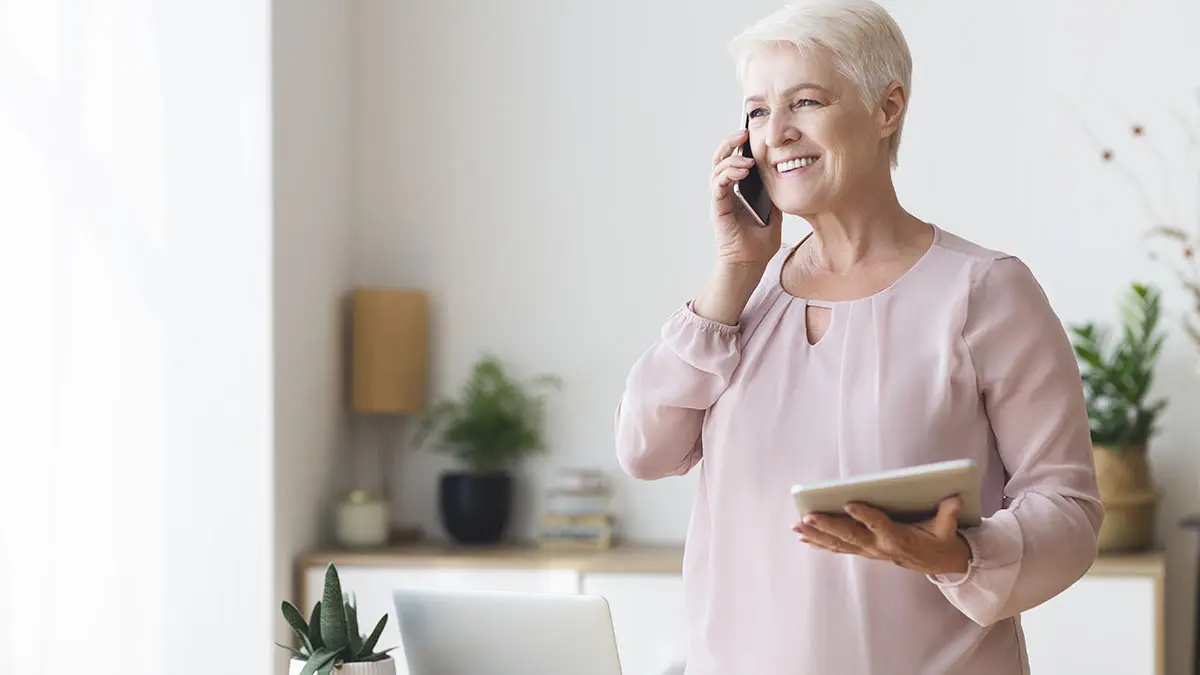 Ältere Frau mit Smartphone am Ohr
