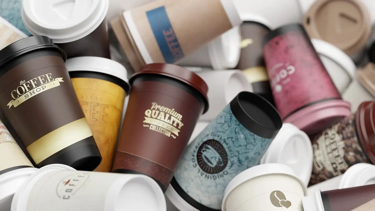 Viele Einweg-Kaffeebecher liegen auf einem Haufen.