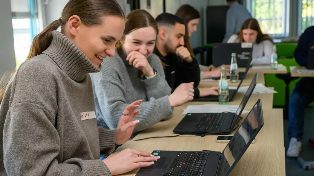 Teilnehmende am Laptop