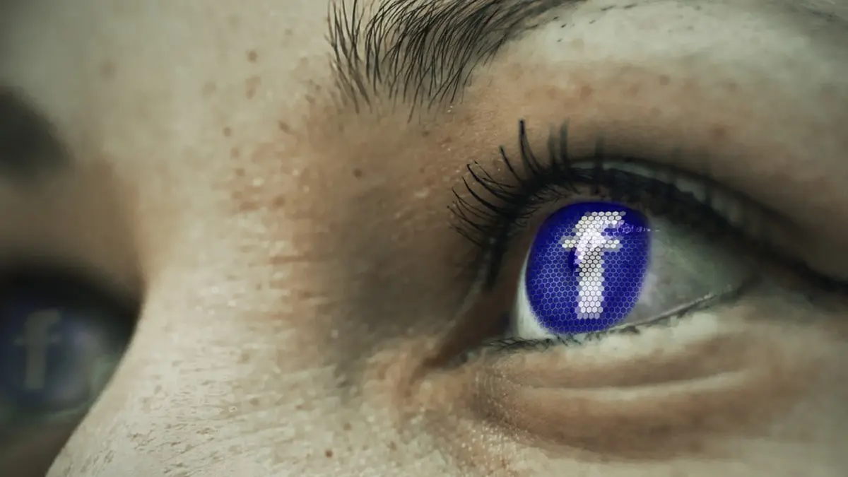 Frauengesicht mit facebook-Logo