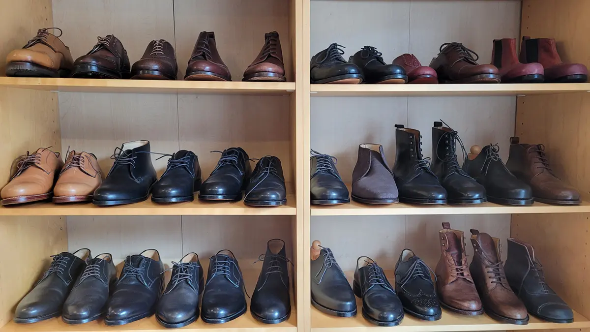 Regal mit Schuhen