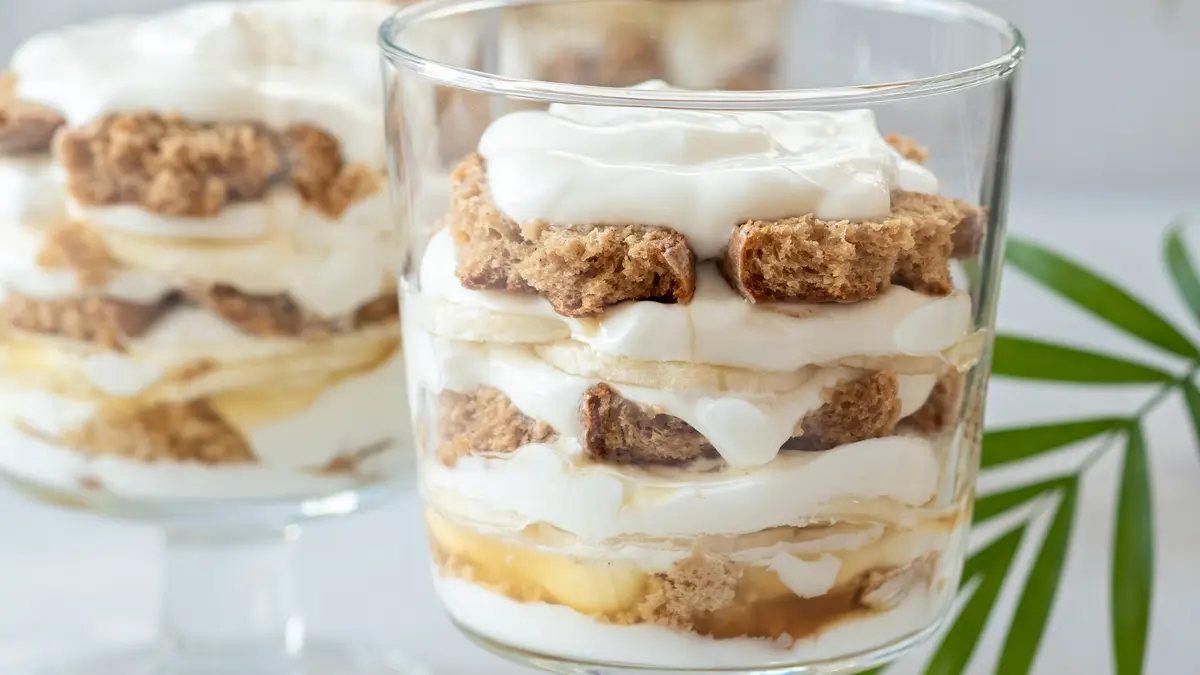Ein Schichtdessert mit Joghurtcreme und Keks in einem Glas