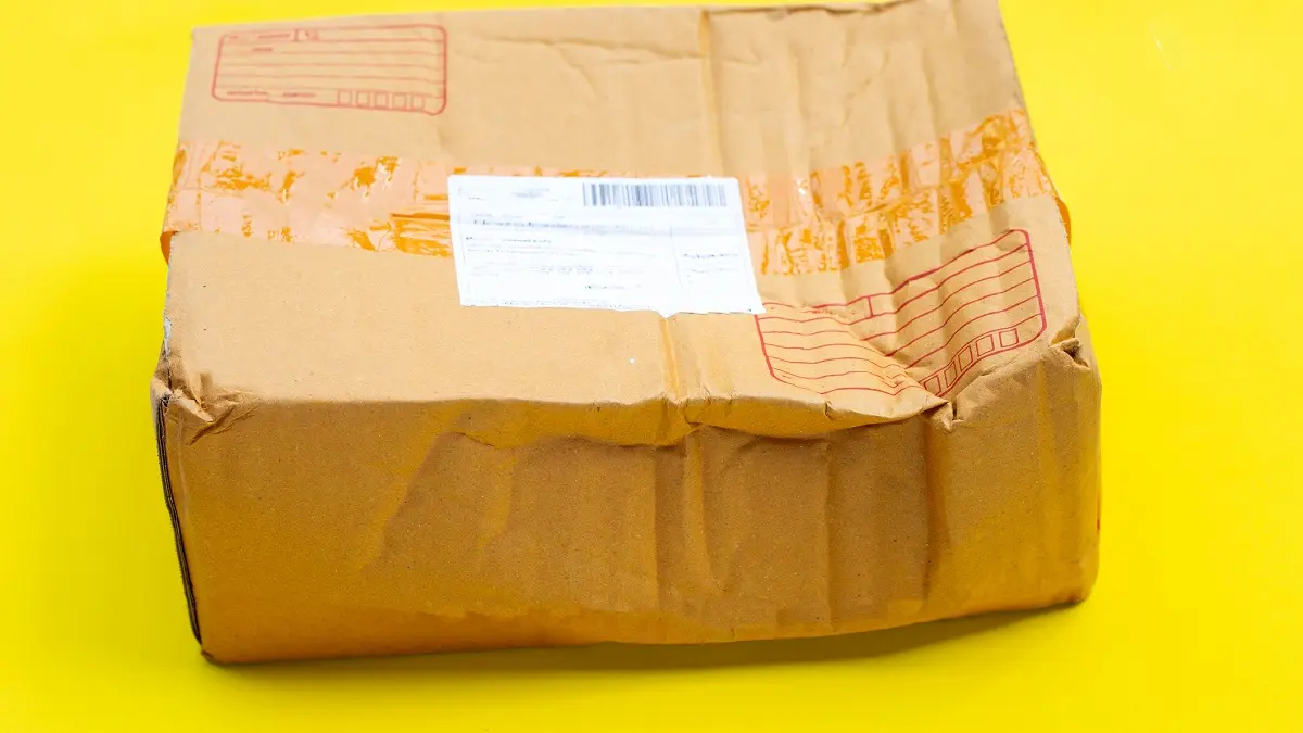 Ein kaputtes Paket mit Adressaufkleber.