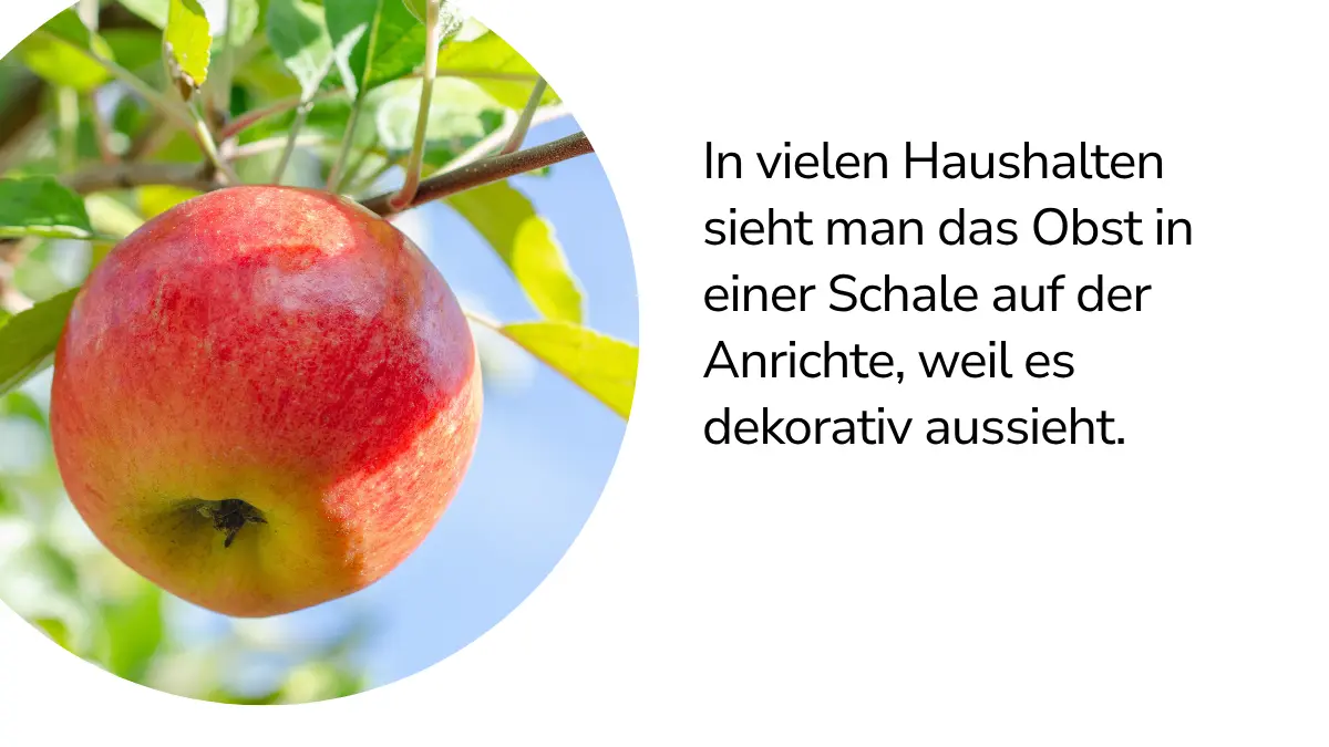 Ein Apfel und Text "In vielen Haushalten sieht man das Obst in einer Schale auf der Anrichte, weil es dekorativ aussieht."