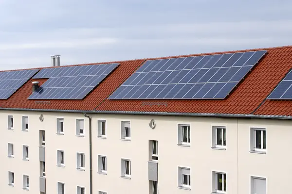 Zwei benachbarte Mehrfamilienhäuser werden durch Solaranlagen mit Mieterstrom versorgt.