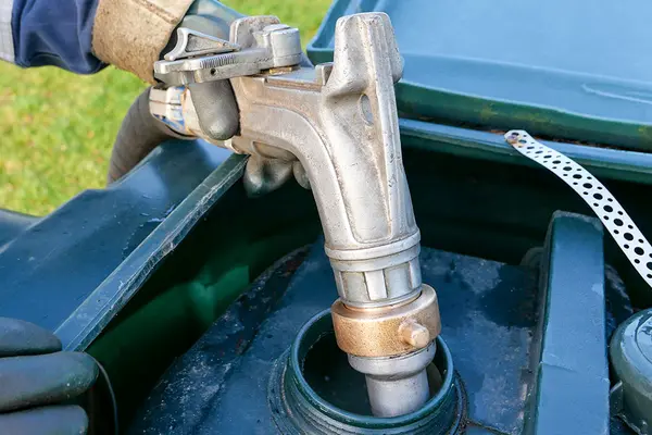 Ein Heizöltank wird über einen Einfüllstutzen befüllt
