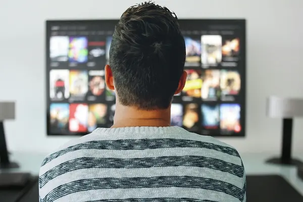 Mann vor dem Fernseher
