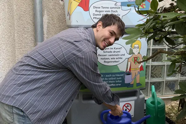 Referent Christian Ninotta vor dem Regenretter an der Schule in Wermelskirchen