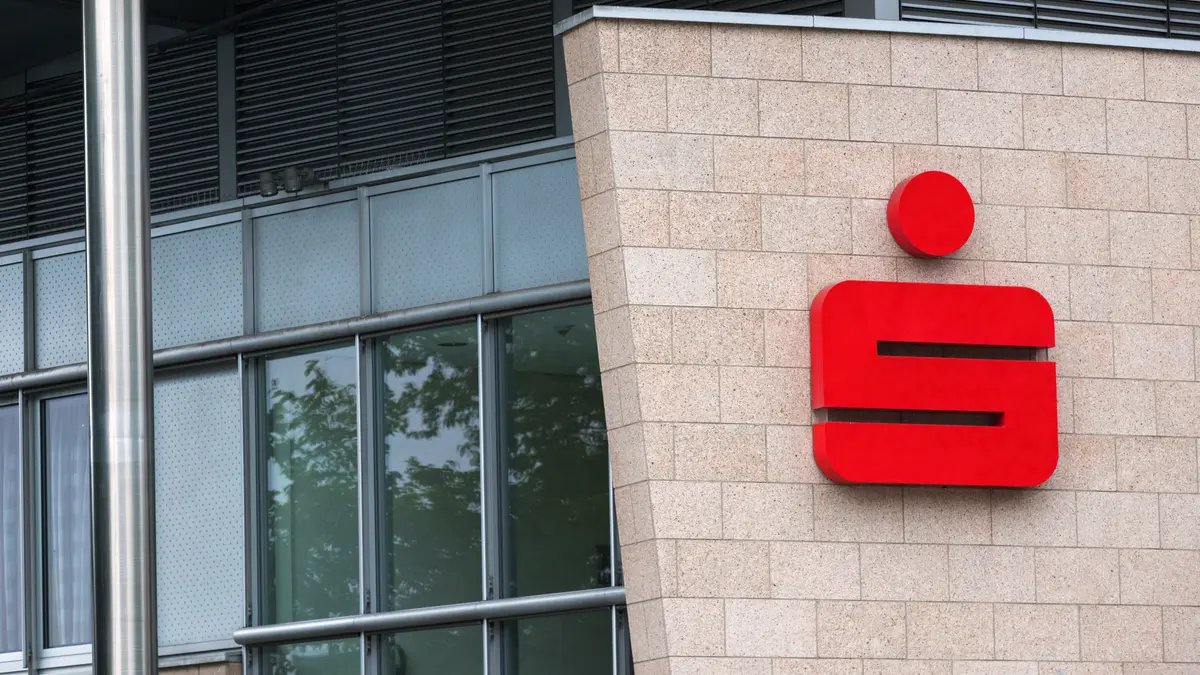 Sparkasse Gebäude mit Logo