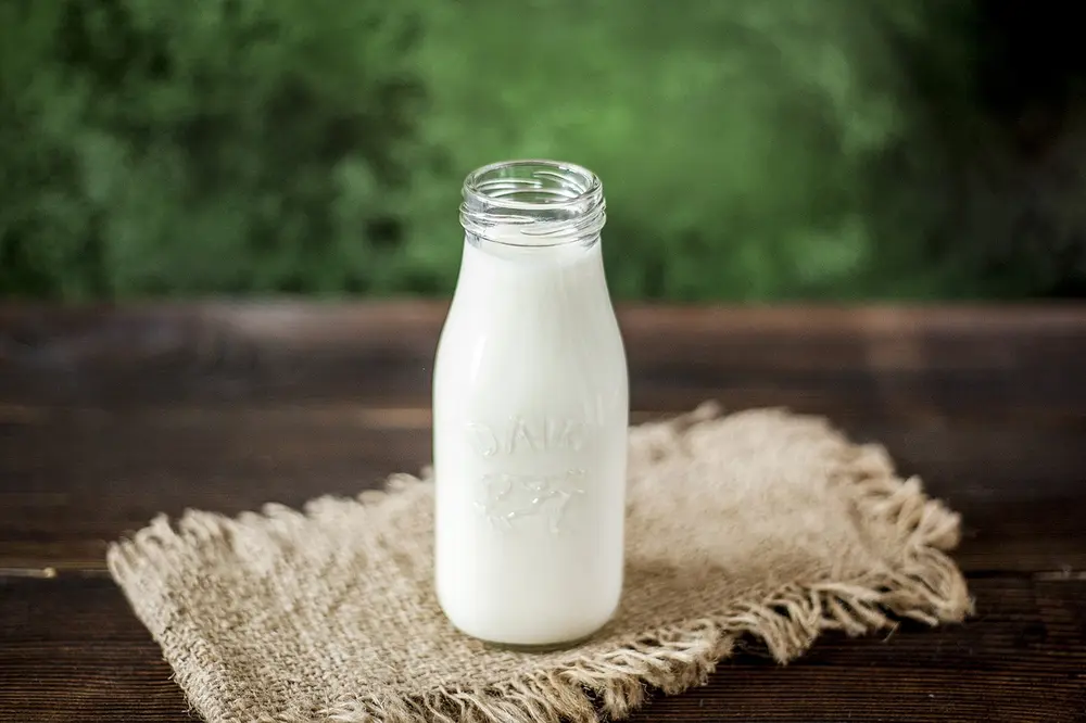 Milchflasche auf einem Tisch