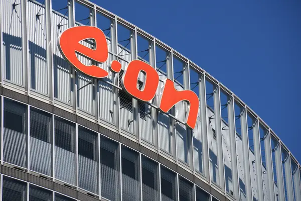 Die Firmenzentrale des Energieanbieters E.ON mit dem Logo