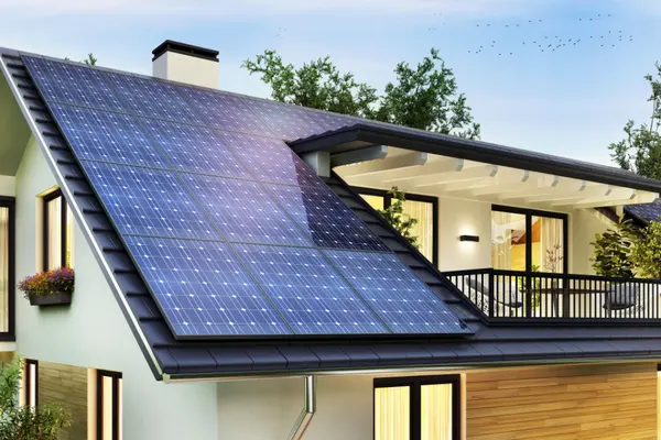PV-Module auf dem Dach eines Wohnhauses