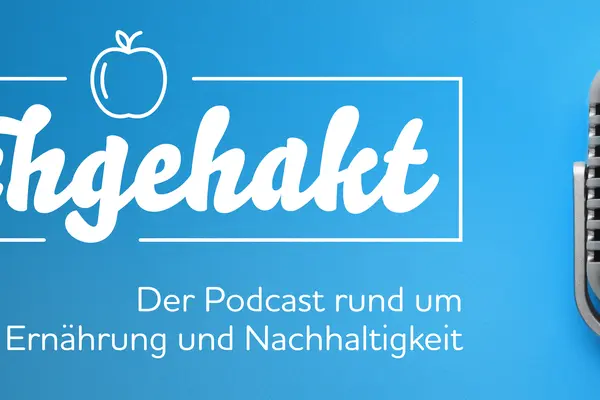 Nachgehakt: Der Podcast der Verbraucherzentrale Berlin. Coverbild mit Retro-Mikrofon auf blauem Hintergrund