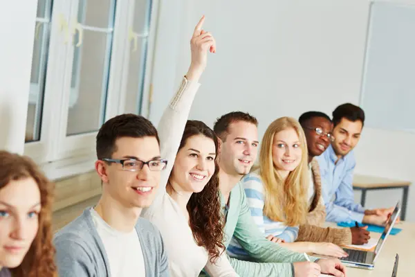Gruppe-Menschen-Frau-meldet-sich-