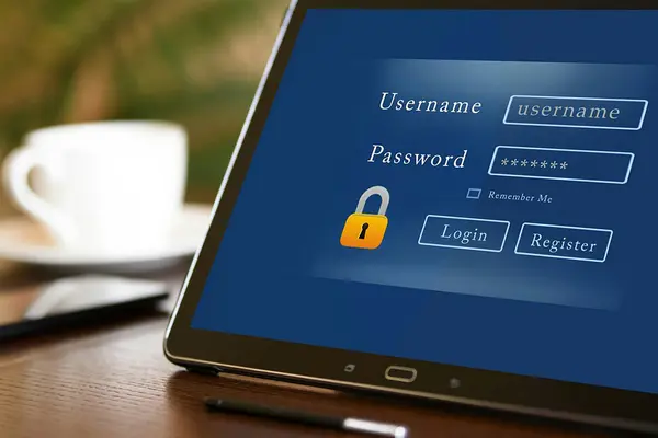 Aufgestelltes Tablet neben einer Kaffeetasse zeigt Login-Bereich mit Eingabefeldern für Name und Passwort