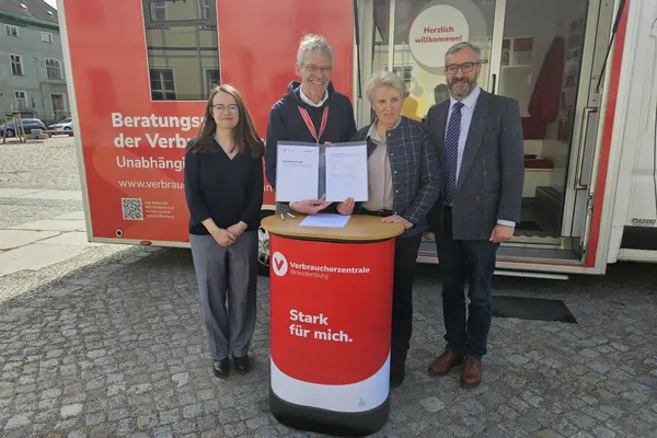 Unterzeichnung der Absichtserklärung mit dem Landkreis Uckermark vor dem Beratungsmobil der Verbraucherzentrale in Angermünde