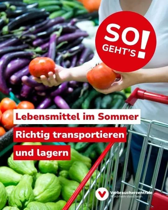 Foto einer Frau mit Einkaufswagen am Gemüseregal, in den Händen zwei Tomaten. Text: "So geht's! Lebensmittel im Sommer richtig transportieren und lagern" sowie Logo der Verbraucherzentrale Nordrhein-Westfalen.