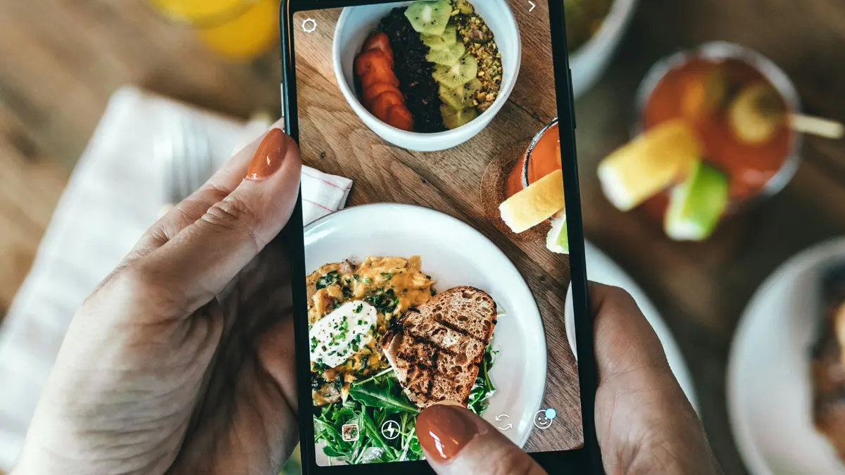 Essen wird mit dem Smartphone fotografiert