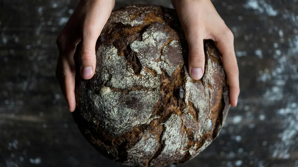 Ein Brot wird in zwei Händen gehalten