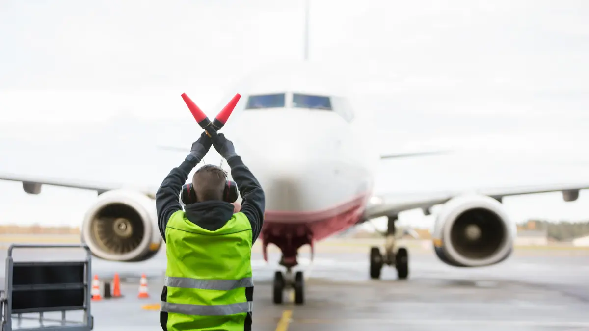 Fluglotse gibt Flugzeug Anweisungen