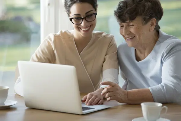 Frauen vor einem Laptop