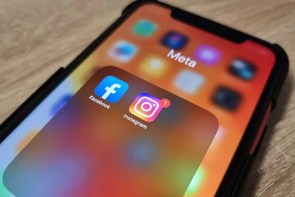 Logos der Apps Facebook und Instagram auf einem Smartphone