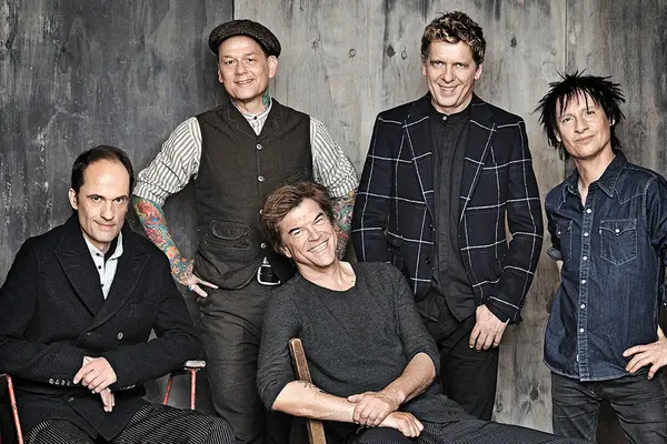 Gruppenbild der 5 Mitglieder der Düsseldorfer Band Die Toten Hosen