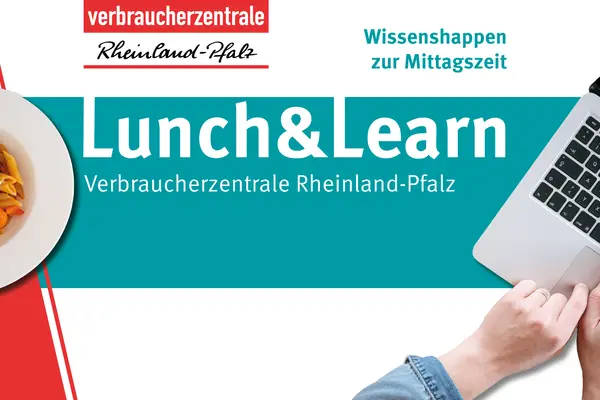 Ein Teller Nudeln und ein Laptop sind zu sehen.