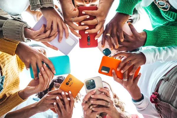 Gruppe junger Leute spielt Spiele Apps