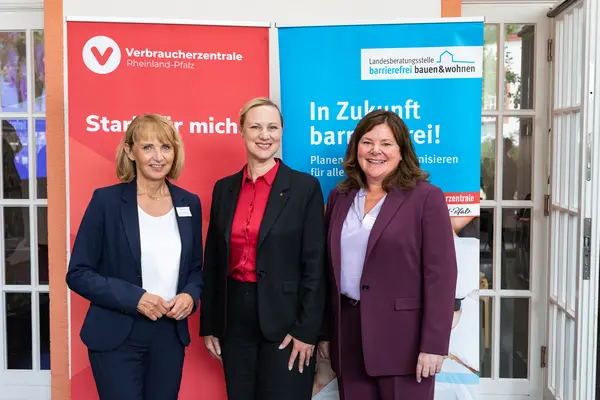 Petra Ruß, Ministerin Dörte Schall und Heike Troue vor VZ-Banner und LBS-Banner